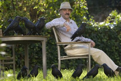 Alberto Saavedra en el jardín de su estudio rodeado de los cuervos de poliuretano que colocará en el Principal.