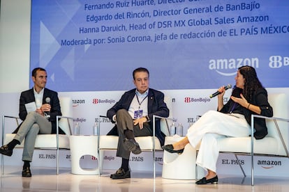 Hanna Daruich, jefe de DSR MX Global Sales de Amazon, Edgardo del Rincón, director general de BanBajío y Sonia Corona, jefa de Redacción de EL PAÍS México.