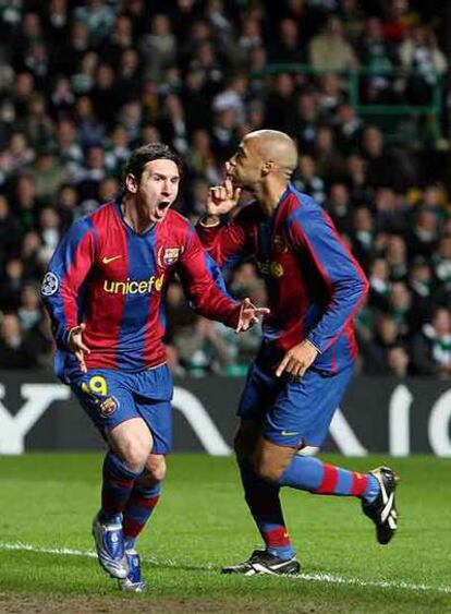 Messi celebra su segundo gol mientras Henry manda callar al público.