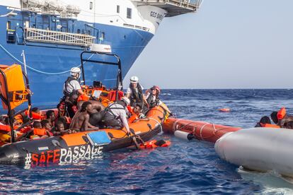 Rescate de 71 personas en el Mediterráneo desde el barco Geo Barents de MSF, el pasado 27 de junio.