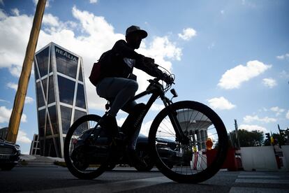 Un ciclista en Madrid, este viernes.