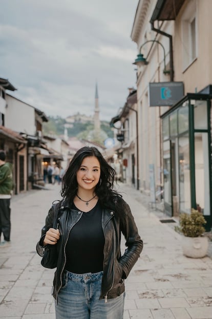 Laura Marín en la calles de Bosnia y Herzegovina.