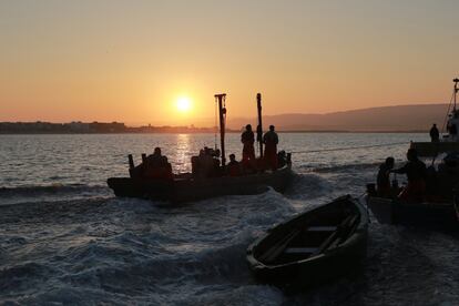 Amaneciendo en barbate. Las embarcaciones salen remolcadas hasta la almadraba que se encuentra aproximadamete a una milla de el puerto de Barbate.