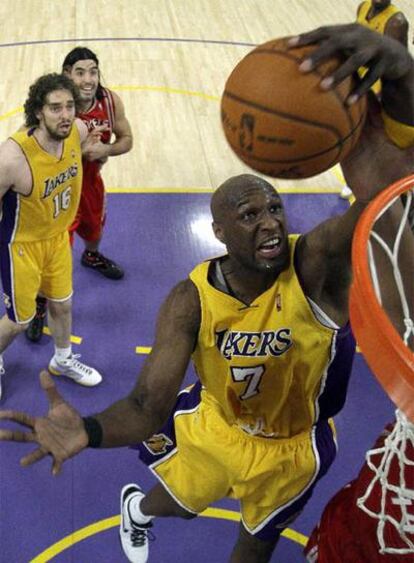 Lamar Odom, de los Lakers, caza un rebote contra los Houston Rockets
