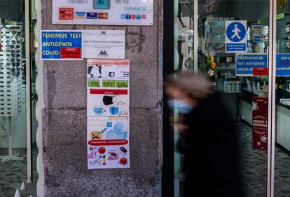Una farmacia en el centro de Madrid con un cartel en el que indican que no tienen disponibilidad de test de antígenos.