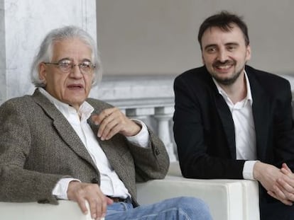 El cineasta chileno, Patricio Guzmán (izquierda), esta mañana junto al Festival de Cine y Derechos Humanos, Josemi Beltrán.