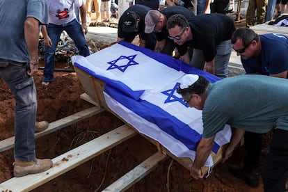 Allegados asisten al funeral de la argentino-israelí Silvia Mirensky, de 80 años, que falleció durante la intrusión de Hamás, este jueves el kibutz Shefayim, en Israel.