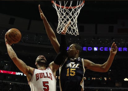 Boozer, de los Bulls, intenta anotar ante Favors, de los Jazz.