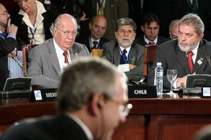 Los presidentes de Chile, Ricardo Lagos (izquierda) y de Brasil, Lula da Silva (derecha), escuchan a George Bush (en primer término) ayer en Mar del Plata.