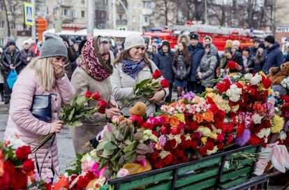 Nueve personas más están hospitalizadas, agregó. En la fotografía,la gente deja flores en recuerdo a las víctimas tras el incendio originado en un centro comercial de Kémerovo (Rusia), el 26 de marzo de 2018.