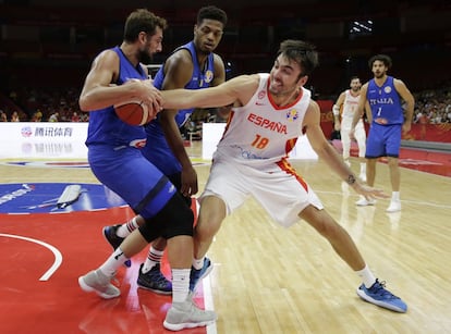 El jugador español Pierre Oriola (a la derecha) presiona al italiano Marco Belinelli.