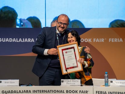 Ricardo Villanueva, rector de la Universidad de Guadalajara, entrega el premio de literatura FIL 2023 a Coral Bracho, durante la inauguración de la feria.