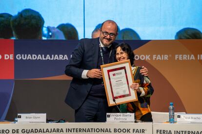 Ricardo Villanueva, rector de la Universidad de Guadalajara, entrega el premio de literatura FIL 2023 a Coral Bracho, durante la inauguración de la feria.