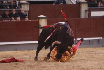 Cogida a Joselillo en su segundo toro, el último de la tarde.