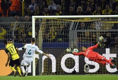 Pierre-Emerick Aubameyang, del Borussia de Dortmund, marca el primer gol de su equipo.