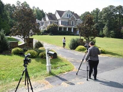 Periodistas ante la casa a nombre del supuesto topo de la CIA en Stafford (Virginia).