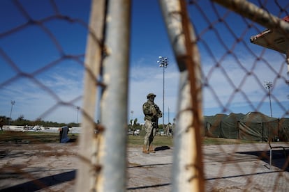 Autoridades mexicanas construyen un refugio temporal ante las deportaciones masivas de Trump, en la frontera, en Matamoros, el 22 de enero de 2025.