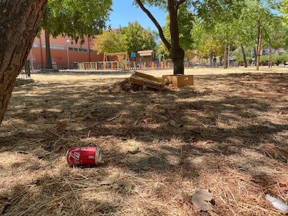 Parque del barrio de Amposta lleno de basura.