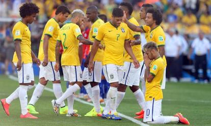 Os jogadores do Brasil, durante os pênaltis contra o Chile.