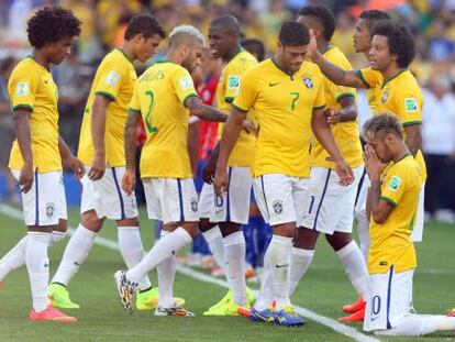 Os jogadores do Brasil, durante os pênaltis contra o Chile.