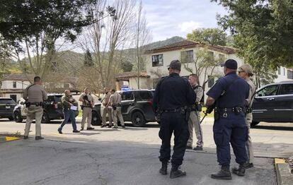 Las fuerzas de seguridad frente a la casa de veteranos en California.