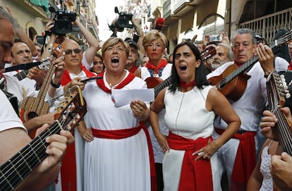 Un grupo de personas canta por las calles de Pamplona durante las fiestas de San Fermín, el 7 de julio de 2017.