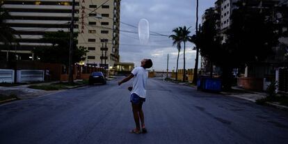 Un niño juega con un condón en las calles de La Habana.