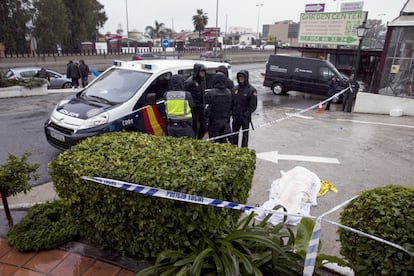 Agentes de la policía, en las inmediaciones del Centro Comercial de Estepona (Málaga) donde una mujer ha sido hallada muerta. Según los primeros indicios, podría deberse a las inundaciones que sufre la provincia por el temporal de lluvia.