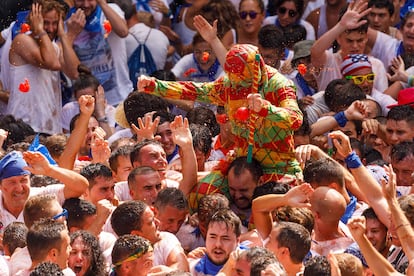 El Cipotegato, Tarazona (Zaragoza). Tras las campanadas del mediodía de cada 27 de agosto, y como plato fuerte de las fiestas en honor a San Atilano, el Cipotegato sale del ayuntamiento de Tarazona (Zaragoza) bajo una gran lluvia de tomates. Después de huir de la plaza, sigue una ruta secreta, junto a antiguos cipotegatos, amigos y las cuadrillas de la ciudad. A su regreso, deberá subir a una estatua creada en su honor, desde la que, ya como vencedor, no recibirá ningún tomatazo más. Quienes lo acompañaron en su recorrido lo llevarán a hombros, entre los vítores de miles de personas. El origen de este singular personaje —enmascarado, con una indumentaria acolchada en amarillo, rojo y verde, y un palo unido a una bola por una cuerda— es incierto, aunque aparece ya en crónicas del siglo XVII. Encarnarlo es un honor que cada año se sortea entre más de 150 jóvenes. La identidad del elegido permanece secreta hasta después del festejo.