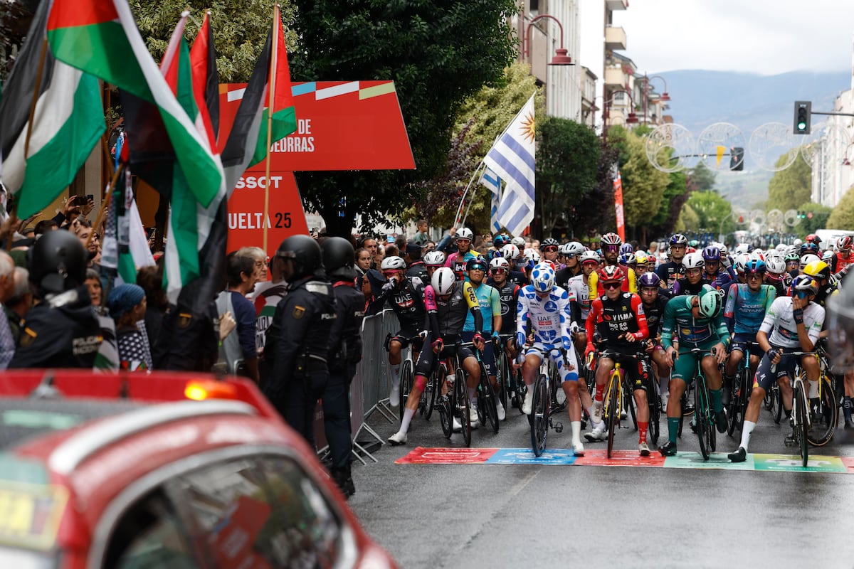Las protestas de los activistas en favor de Palestina sacuden la Vuelta a España: “Los ciclistas tienen miedo”