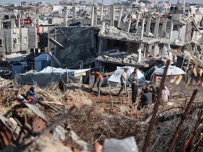 Un grupo de palestinos, junto a las tiendas de campaña en las que viven entre los escombros de la destrucción causada por Israel en Beit Lahia (Gaza).