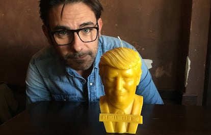 Curro Chozas, con la vela de Trump, en Los Ángeles.