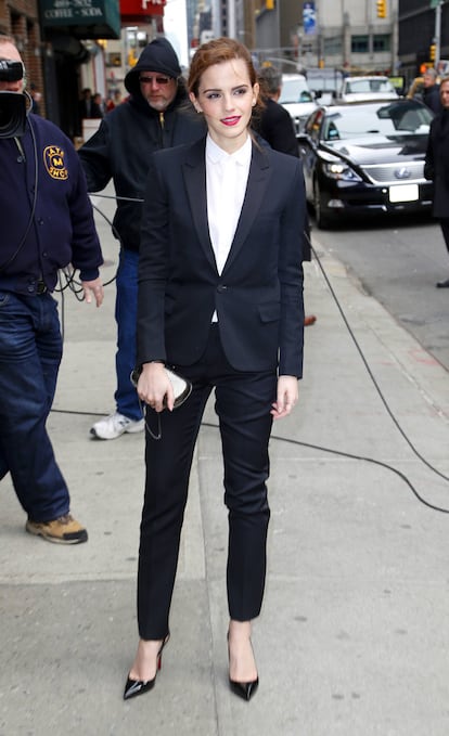 Un sencillo traje de cortes masculinos. Esta es la última apuesta de la actriz Emma Watson para asistir al show de David Letterman.