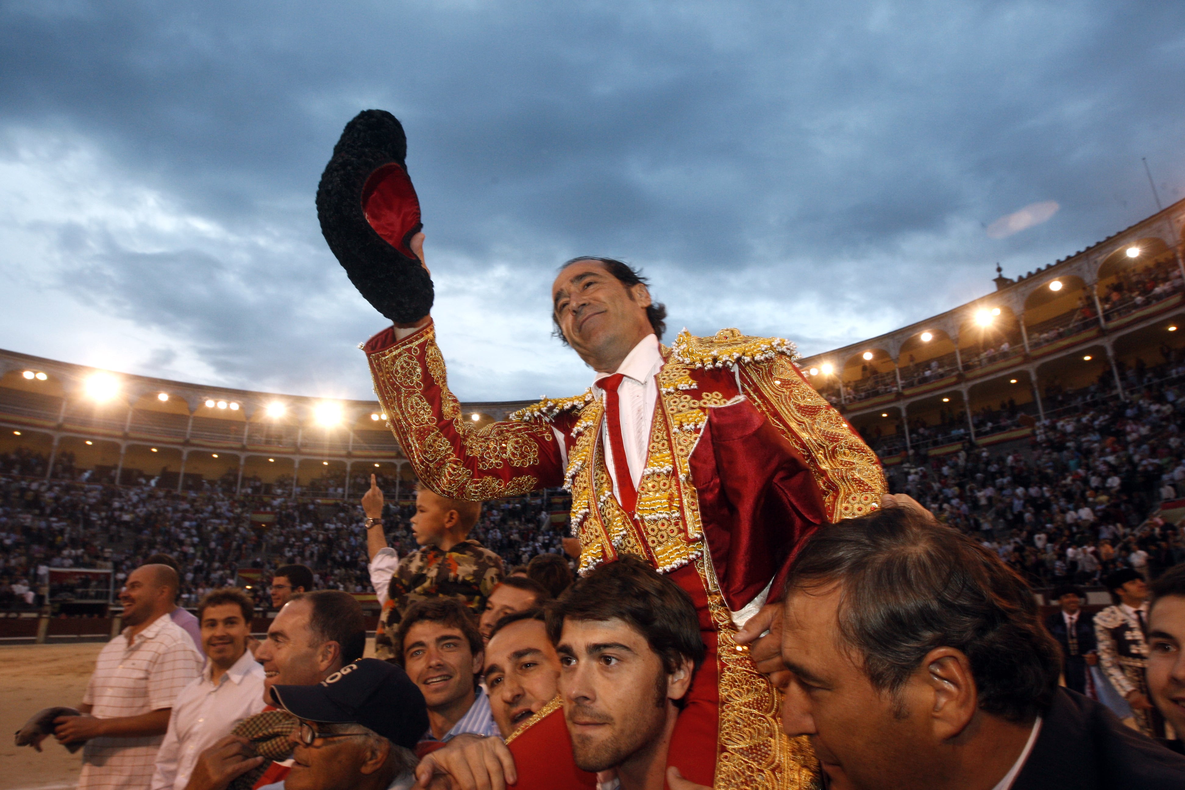 Retirada de Francisco Esplá y salida por la puerta grande de Las Ventas, con dos orejas en su primer toro, el 5 de junio de 2009.