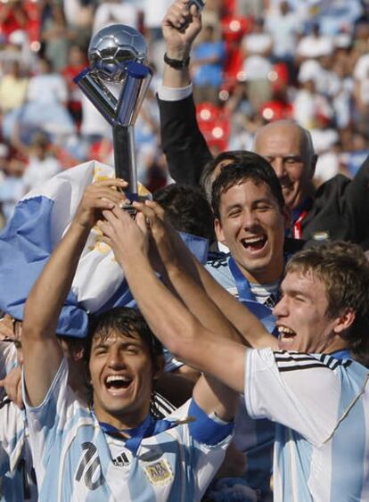 Agüero sostiene la Copa del Mundial sub'20