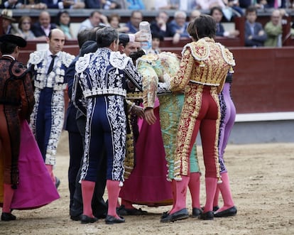 Momento en el que Mora es atendido por su cuadrilla tras ser arrollado por el toro.