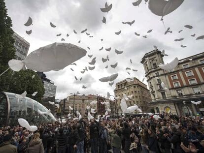 Balloons shaped like doves are released in Bilbao to mark the end of A Gesture for Peace. 