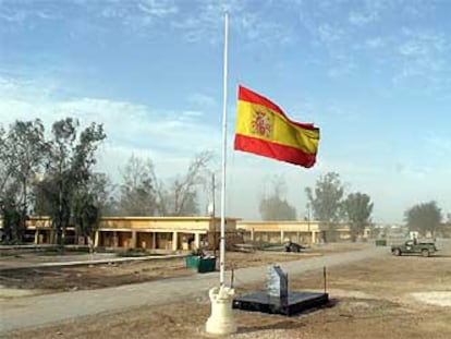 La bandera española ondea a media asta, por las víctimas de los atentados del 11-M en Madrid, en la base española de Diwaniya (Irak).