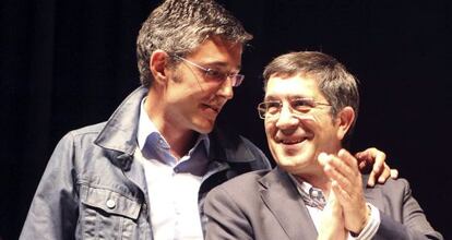 El secretario general del PSE, Patxi López, y el diputado Eduardo Madina, al inicio del acto electoral celebrado este jueves en Barakaldo.