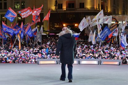 Putin durante un concierto para conmemorar la anexión de Crimea, durante la noche electoral que le dio su cuarto mandato presidencial, en marzo de 2018 en Moscú. 
