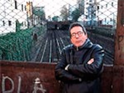 César Aira (Coronel Pringles, 1949), durante la entrevista en el barrio de Flores, en Buenos Aires, escenario de algunas de sus novelas.