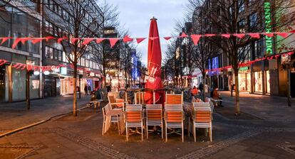 Una calle comercial de Berlín, casi vacía este miércoles, en el primer día de cierre.