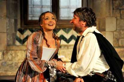 Marta Bertriu y Pere Arquillu&eacute; en una escena de &#039;Cyrano de Bergerac&#039;