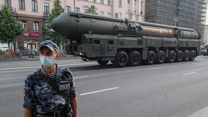 Un misil nuclear ruso RS-24 Yars, durante el desfile militar de aniversario de la victoria en la II Guerra Mundial, en junio de 2020 en Moscú.