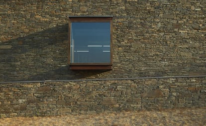 "Para incrustar la bodega en el paisaje, la mayor parte está situada bajo tierra y las paredes exteriores están recubiertas con pizarra, el material tradicional que se utiliza en la zona para construir los muros de contención de las terrazas. El concepto es muy minimalista: el menor número de materiales posible, el menor número de detalles posible". Así describe la propia bodega la idea que hay detrás de un edificio cuya construcción finalizó en 2008.