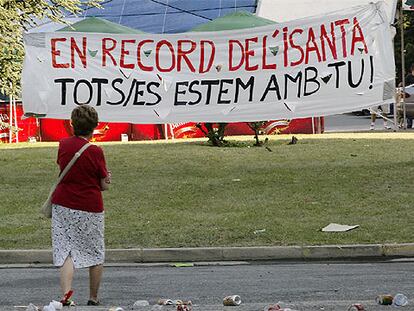 Pancarta en recuerdo del joven fallecido, instalada en el lugar donde murió.