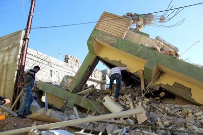 Dos hombres inspeccionan los restos de un edificio dañado tras el terremoto en Darbandikhan, cerca de la ciudad de Solimania (Irak).