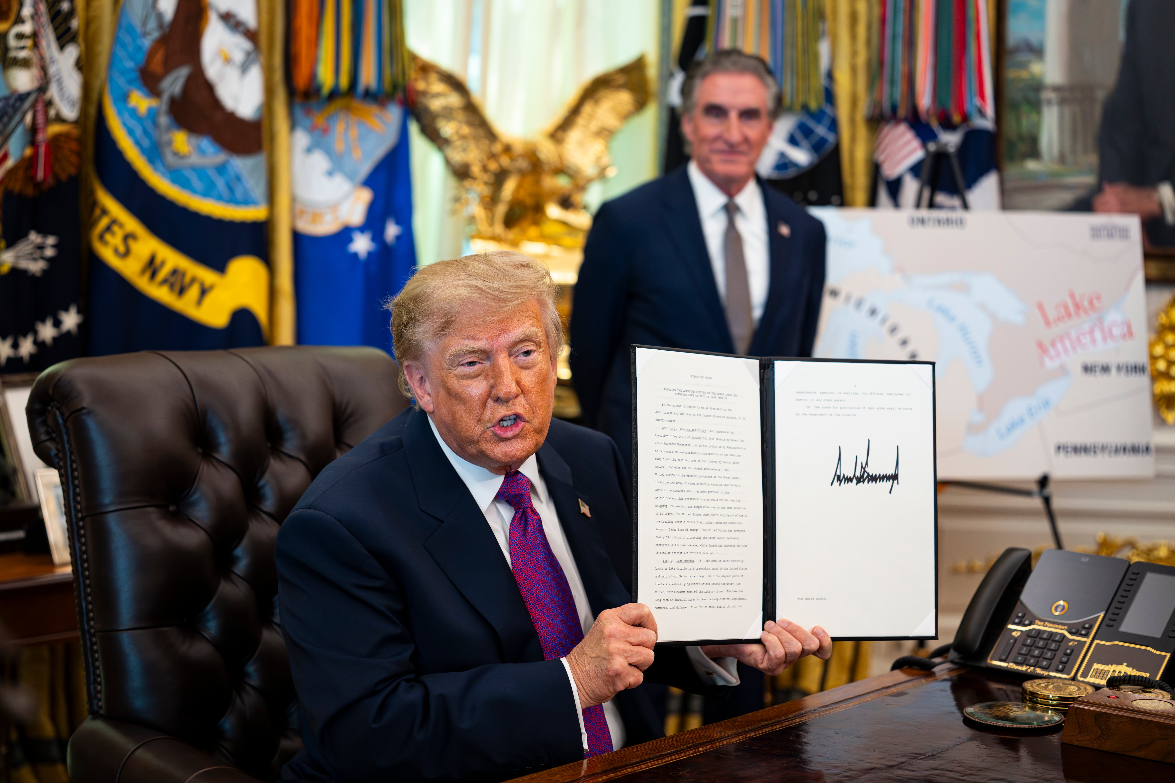 Trump firma una orden para llamar al lago Ontario “lago América”