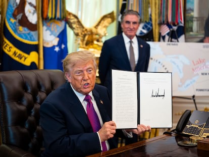 Trump firma una orden para llamar al lago Ontario “lago América”
