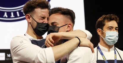 Javier Sanz y Juan Sahuquillo, tras ganar el Premio Cocinero Revelación del Año. EFE